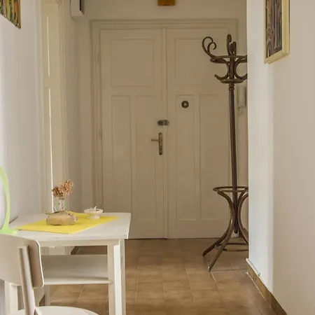 Flora In City Center Apartman *